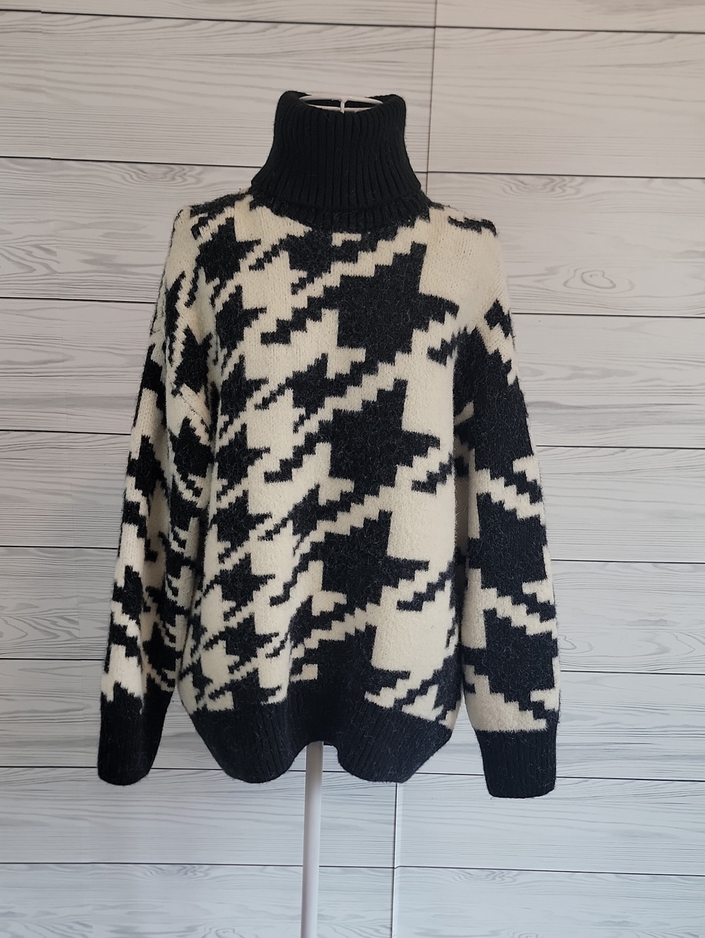 H&M Houndstooth Turtleneck Sweater - Grey and White Womens Size S ( Runs Big )